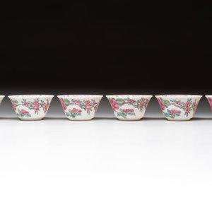 A set of six Chinese famille rose 'peonies' cups and saucers, Yongzheng/Qianlong — foto 7