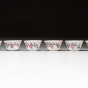 A set of six Chinese famille rose 'peonies' cups and saucers, Yongzheng/Qianlong — foto 8