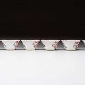A set of six Chinese famille rose 'peonies' cups and saucers, Yongzheng/Qianlong — foto 9