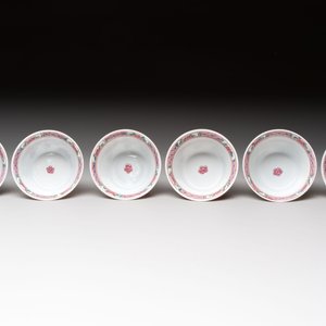 A set of six Chinese famille rose 'peonies' cups and saucers, Yongzheng/Qianlong — foto 10