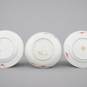 A set of six Chinese famille rose plates, including an armorial Lawson impaling Jessop, 18th C. — 照片 5
