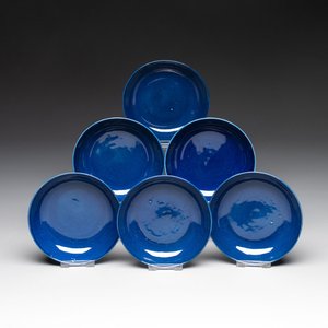 A set of six Chinese sacrificial blue-glazed saucers, Guangxu mark and of the period — foto 1
