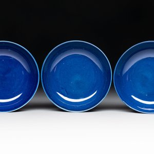 A set of six Chinese sacrificial blue-glazed saucers, Guangxu mark and of the period — foto 2