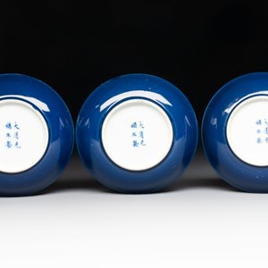 A set of six Chinese sacrificial blue-glazed saucers, Guangxu mark and of the period — foto 5