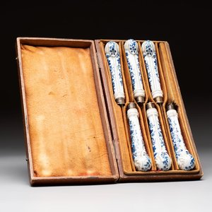 A set of six knives with Chinese gilt and blue-enamelled porcelain handles, in a case, Qianlong — photo 1