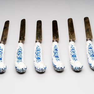 A set of six knives with Chinese gilt and blue-enamelled porcelain handles, in a case, Qianlong — photo 2