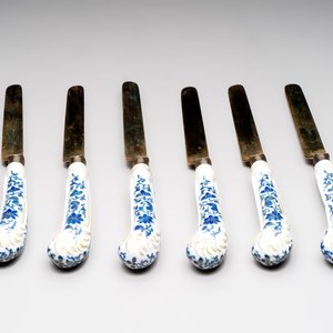 A set of six knives with Chinese gilt and blue-enamelled porcelain handles, in a case, Qianlong — photo 3