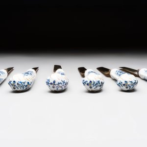 A set of six knives with Chinese gilt and blue-enamelled porcelain handles, in a case, Qianlong — photo 4