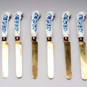 A set of six knives with Chinese gilt and blue-enamelled porcelain handles, in a case, Qianlong — photo 5