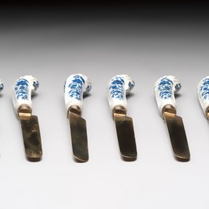 A set of six knives with Chinese gilt and blue-enamelled porcelain handles, in a case, Qianlong — photo 6