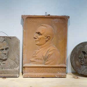 A set of six plaster casts of souvenir plaques, 19/20th C., Bruges — photo 2