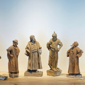 A set of six plaster figures from the retable of Caux, 19/20th C., Bruges — photo 1
