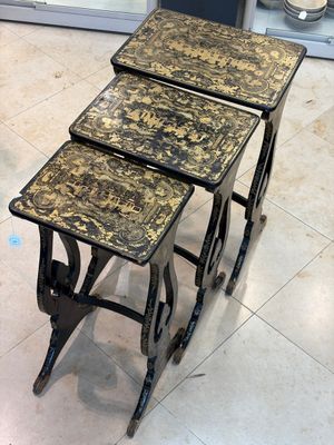 A set of three Chinese Canton gilt-lacquered nesting tables with narrative design, 19th C. — photo 1