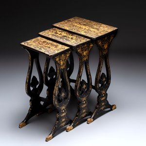 A set of three Chinese Canton gilt-lacquered nesting tables with narrative design, 19th C. — foto 1