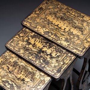 A set of three Chinese Canton gilt-lacquered nesting tables with narrative design, 19th C. — foto 3