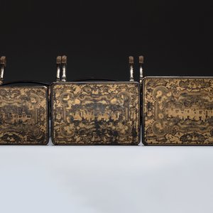 A set of three Chinese Canton gilt-lacquered nesting tables with narrative design, 19th C. — foto 7