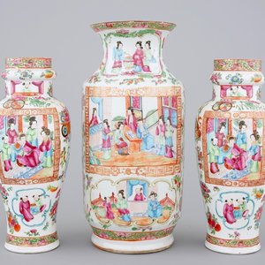 A set of three Chinese Canton rose medallion vases, ca. 1850 — photo 1