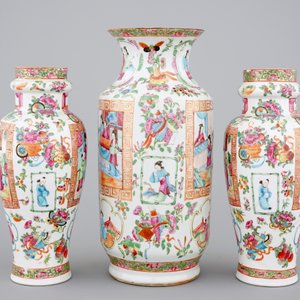 A set of three Chinese Canton rose medallion vases, ca. 1850 — photo 2
