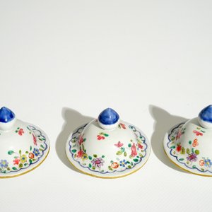 A set of three Chinese famille rose covered vases with “Tobacco Leaf” design, Qianlong — 照片 8
