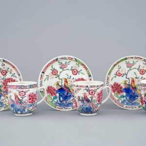 A set of three Chinese famille rose cups and saucers with bords among flowers, Yongzheng/Qianlong — 照片 1