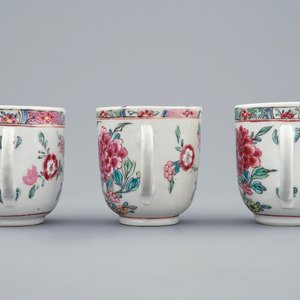 A set of three Chinese famille rose cups and saucers with bords among flowers, Yongzheng/Qianlong — 照片 6