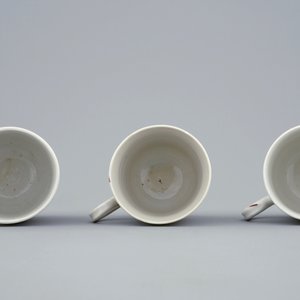 A set of three Chinese famille rose cups and saucers with bords among flowers, Yongzheng/Qianlong — 照片 8
