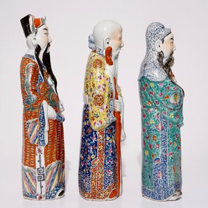 A set of three Chinese famille rose figures of immortals, 19/20th C. — photo 5