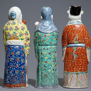 A set of three Chinese famille rose figures of Immortals, 19/20th C. — 照片 4