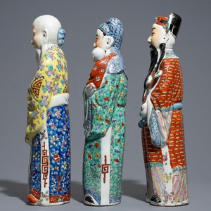 A set of three Chinese famille rose figures of Immortals, 19/20th C. — 照片 5