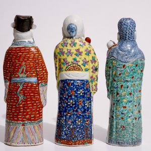 A set of three Chinese famille rose figures of immortals, 19/20th C. — photo 3
