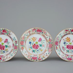 A set of three Chinese famille rose plates with flowers, 18th C. — photo 1