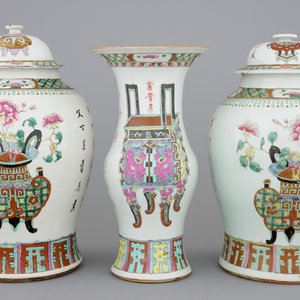 A set of three Chinese famille rose vases, 19th C. — photo 1