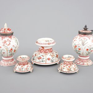 A set of three Chinese famille verte and iron red porcelain salts and two mustard pots with silver mounts, Kangxi, ca. 1700 — photo 1