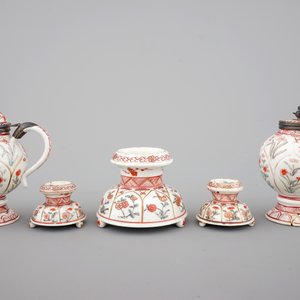 A set of three Chinese famille verte and iron red porcelain salts and two mustard pots with silver mounts, Kangxi, ca. 1700 — photo 2