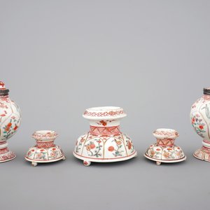 A set of three Chinese famille verte and iron red porcelain salts and two mustard pots with silver mounts, Kangxi, ca. 1700 — photo 3