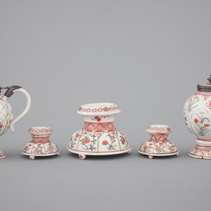 A set of three Chinese famille verte and iron red porcelain salts and two mustard pots with silver mounts, Kangxi, ca. 1700 — photo 4