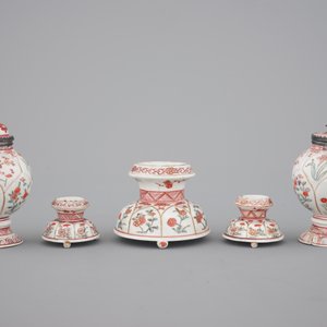A set of three Chinese famille verte and iron red porcelain salts and two mustard pots with silver mounts, Kangxi, ca. 1700 — photo 5