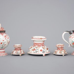A set of three Chinese famille verte and iron red porcelain salts and two mustard pots with silver mounts, Kangxi, ca. 1700 — photo 6