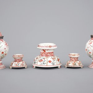 A set of three Chinese famille verte and iron red porcelain salts and two mustard pots with silver mounts, Kangxi, ca. 1700 — photo 7