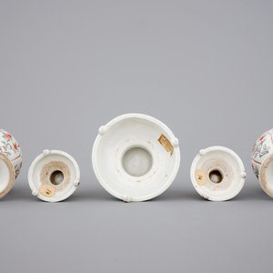 A set of three Chinese famille verte and iron red porcelain salts and two mustard pots with silver mounts, Kangxi, ca. 1700 — photo 8