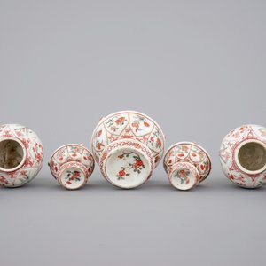 A set of three Chinese famille verte and iron red porcelain salts and two mustard pots with silver mounts, Kangxi, ca. 1700 — photo 9