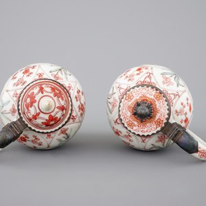A set of three Chinese famille verte and iron red porcelain salts and two mustard pots with silver mounts, Kangxi, ca. 1700 — photo 10