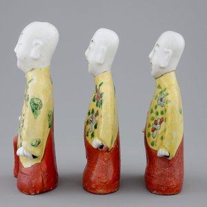 A set of three Chinese porcelain figures of kneeling boys, 19th C. — photo 3