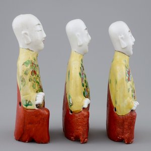 A set of three Chinese porcelain figures of kneeling boys, 19th C. — photo 5