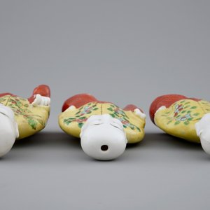 A set of three Chinese porcelain figures of kneeling boys, 19th C. — photo 6