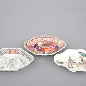 Un lot de 3 supports de cuillères en porcelaine de Chine, époque Yongzheng/Qianlong, 18ème — photo 1