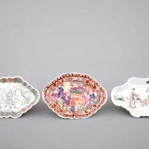 Un lot de 3 supports de cuillères en porcelaine de Chine, époque Yongzheng/Qianlong, 18ème — photo 2