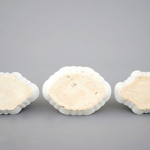 Un lot de 3 supports de cuillères en porcelaine de Chine, époque Yongzheng/Qianlong, 18ème — photo 3