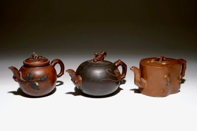 A set of three Chinese Yixing teapots, 20th C.