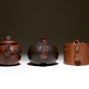 A set of three Chinese Yixing teapots, 20th C. — photo 3